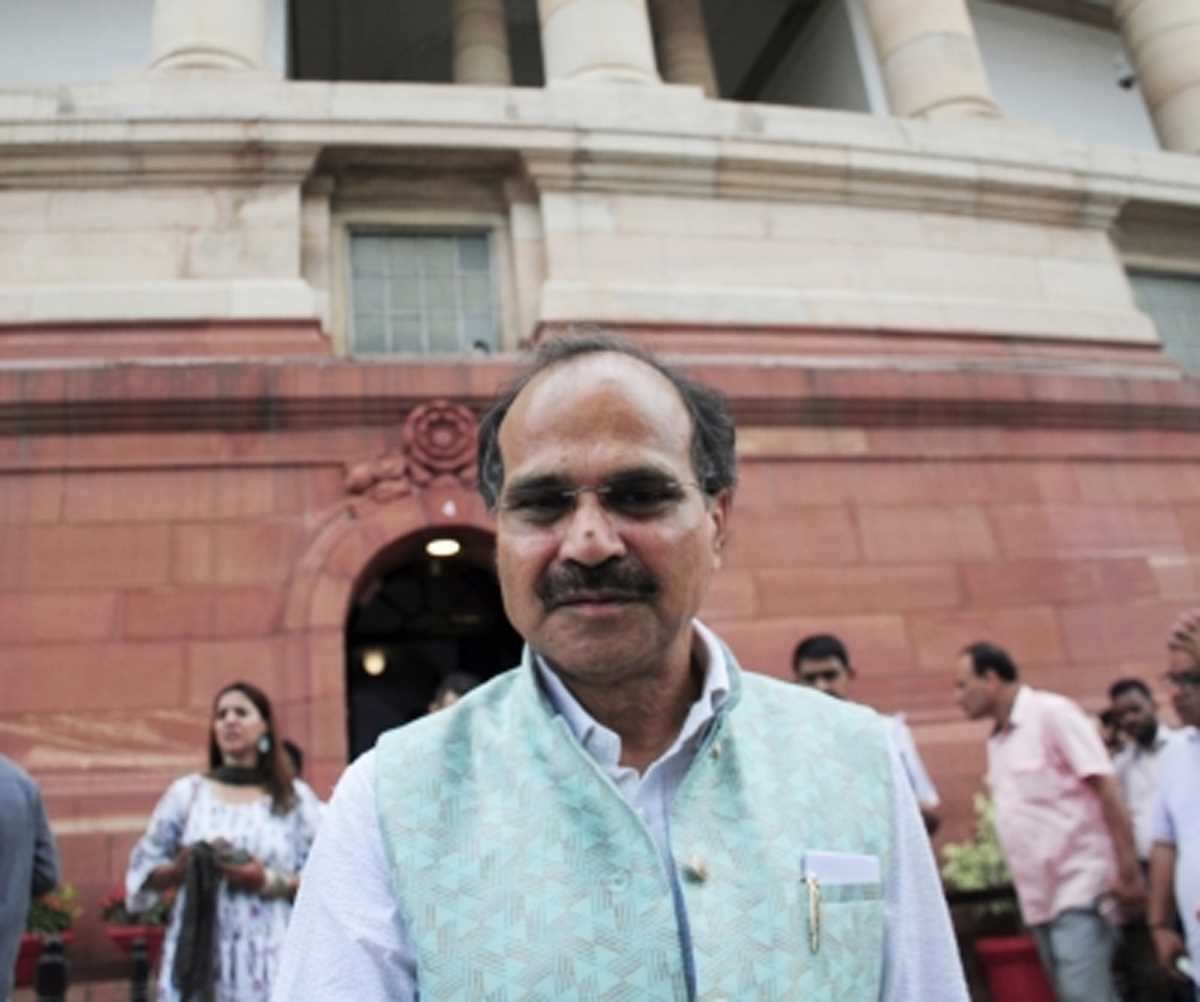 तिरंगा झंडा- कांग्रेस ने लगाया चीन से आयात करने का आरोप, सरकार ने किया खारिज